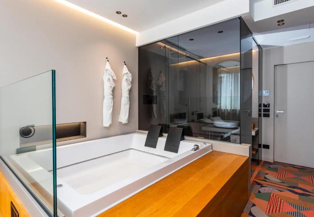Zoe Luxury