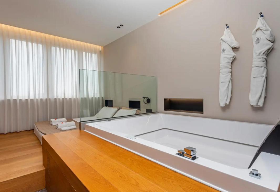 Zoe Luxury